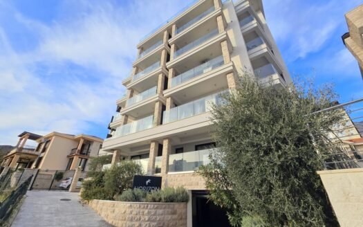 Modernly furnished one-bedroom apartment with garage space in an apart-hotel with swimming pool, Ivanovići, Budva