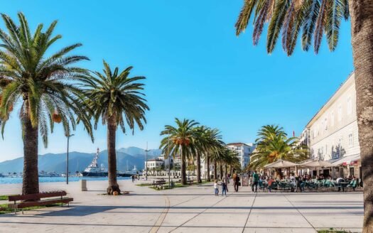 Prostran apartman sa odvojenim spavaćim prostorom i sopstvenim parking mjestom u blizini Porto Montenegra, Tivat