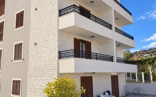 Prostran apartman sa odvojenim spavaćim prostorom i sopstvenim parking mjestom u blizini Porto Montenegra, Tivat